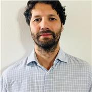 Laureato in Lingue e culture moderne. Lezioni private, traduzioni tecniche e letterarie